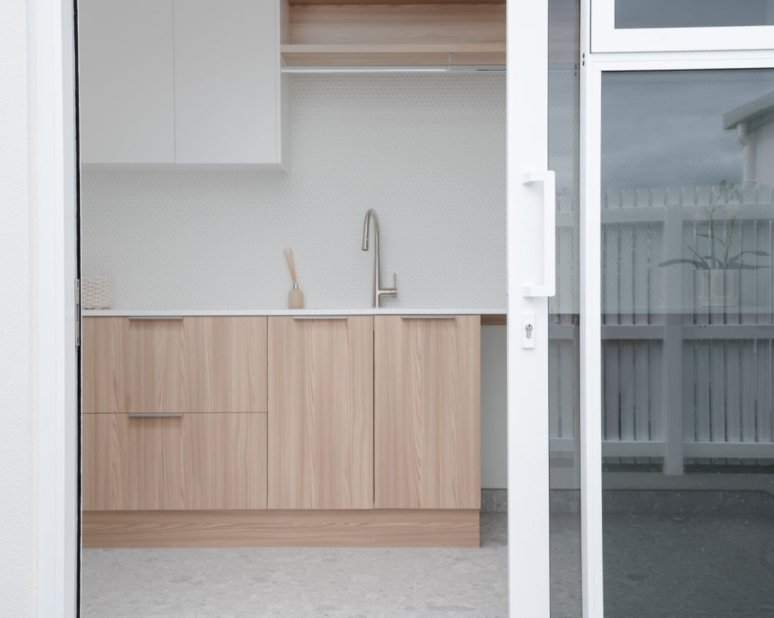 Duco sliding door white with view into kitchen