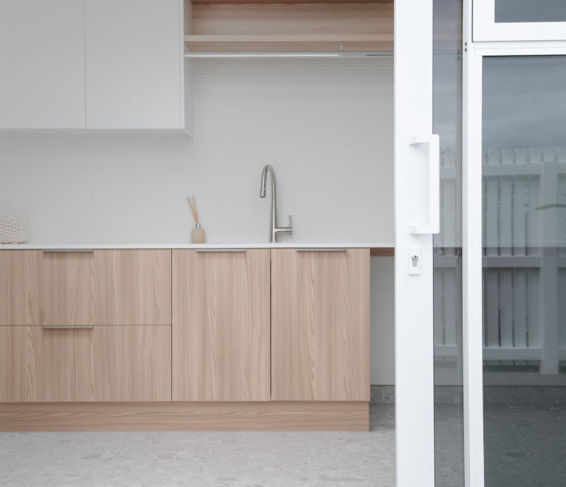 Duco sliding door white with view into kitchen